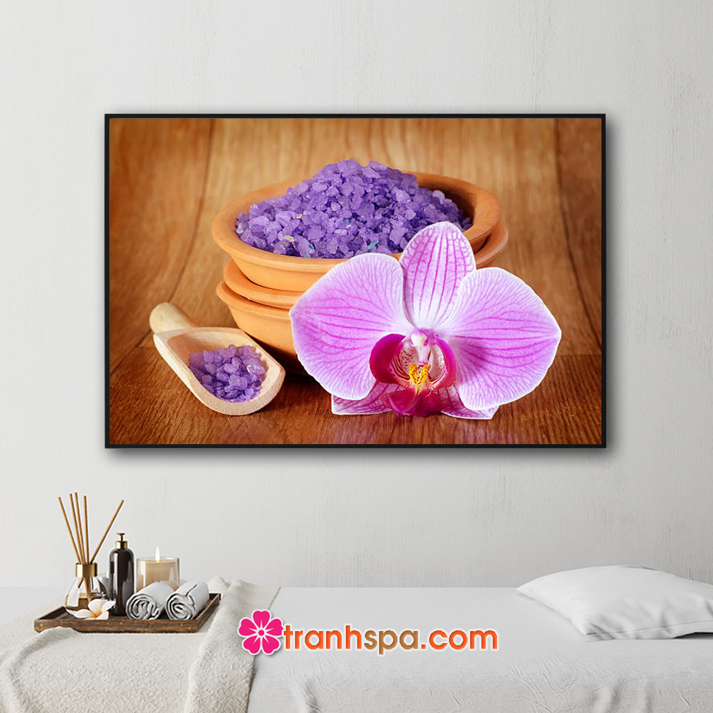 Mẫu tranh trang trí spa đẹp hình ảnh hoa lan tím hồng và muối tắm màu tín đẹp đặt trên nền gỗ