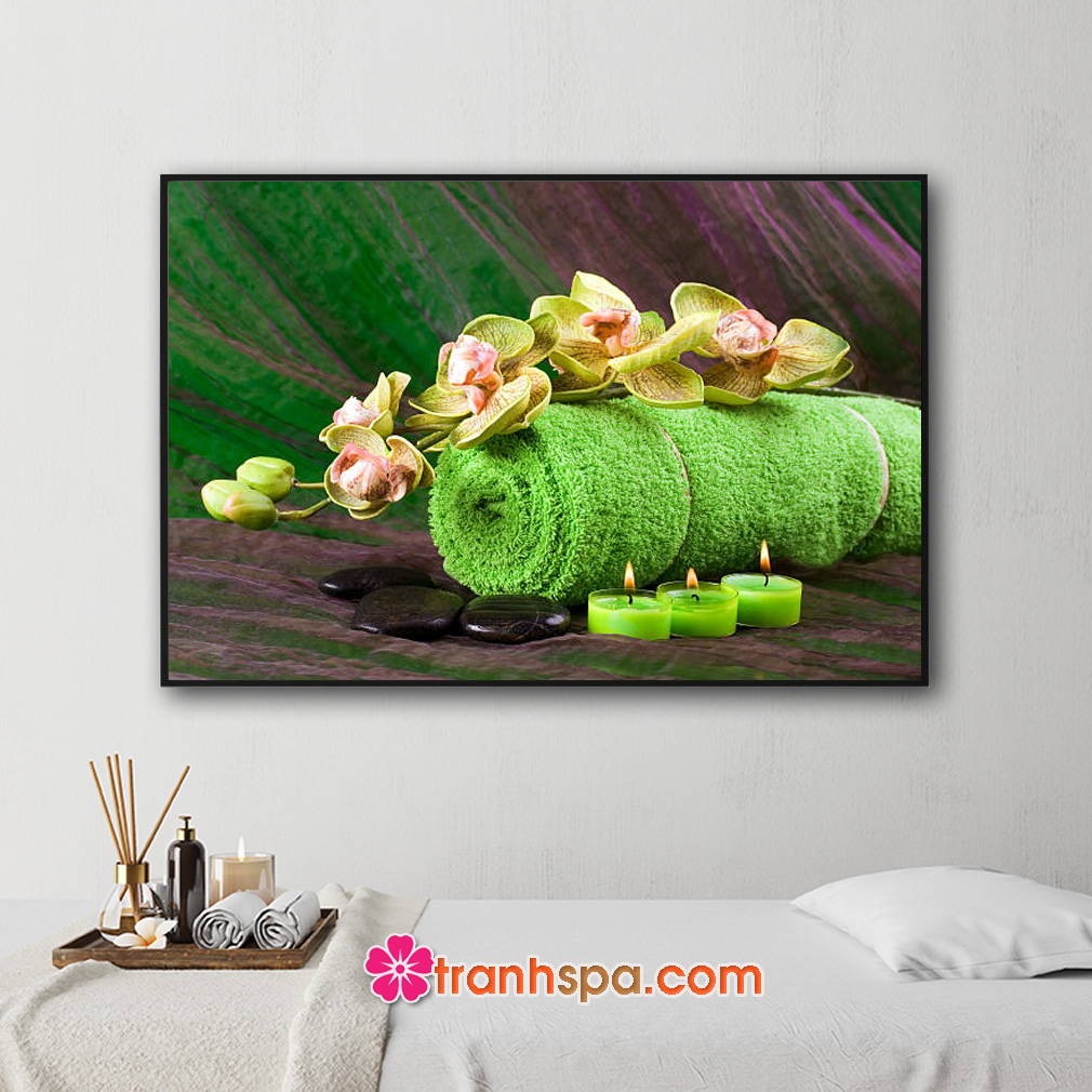 Mẫu tranh trang trí spa đẹp hình ảnh khăn tắm màu xanh cuộn tròn, cành phong lan, những viên đá cuội và nến thơm xanh đẹp đặt trên nền vải xanh loang nâu