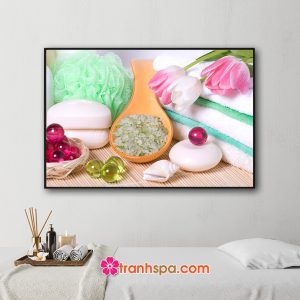 Mẫu tranh trang trí spa đẹp hình ảnh hoa tulip, khăn tắm, thìa muối tắm, sáp và những viên bi màu sắc đẹp trên nền mành trúc