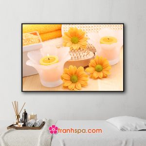 Mẫu tranh trang trí spa đẹp với màu vàng trắng trẻ trung của hoa hướng dương, nến thơm, muối tắm và khăn tắm...