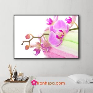 Mẫu tranh trang trí spa đẹp hình ảnh cành hoa lan tím và khăn tắm nhiều màu sắc