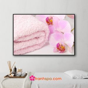 Mẫu tranh trang trí spa đẹp hình ảnh khăn tắm hồng và cành hoa lan màu tím hồng