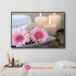 Mẫu tranh trang trí spa đẹp hình ảnh khay đựng khăn tắm, hoc cúc hồng, nến thơm đang cháy và những viên đá cuội