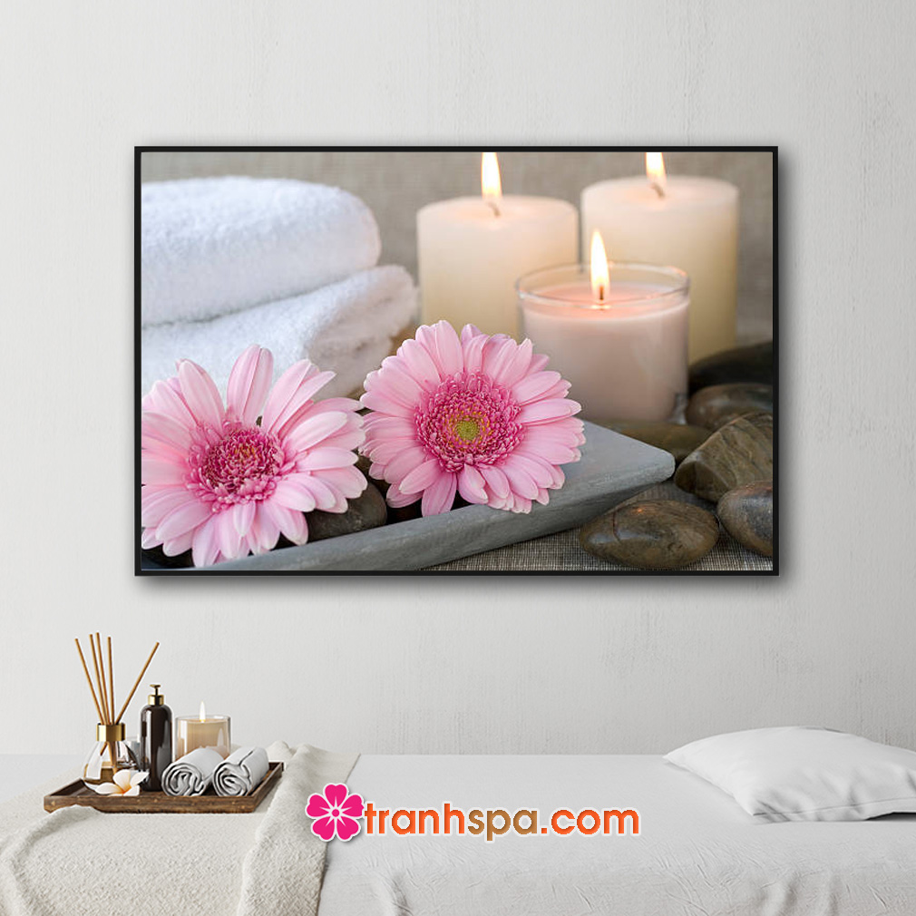 Mẫu tranh trang trí spa đẹp hình ảnh khay đựng khăn tắm, hoc cúc hồng, nến thơm đang cháy và những viên đá cuội