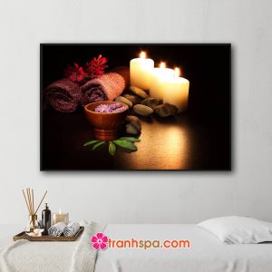 Mẫu tranh trang trí spa đẹp hình ảnh khăn tắm, bát nước hoa cúc, đá cuội và những ngọn nến thơm cháy sáng lung linh