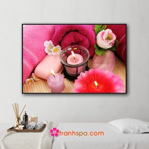 Mẫu tranh trang trí spa đẹp hình ảnh khăn tắm màu hồng, hoa cúc hồng, nến thơm và soap đặt trên nền mành trúc