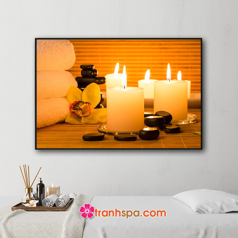 Mẫu tranh trang trí spa đẹp hình ảnh khăn tắm, hoa lan, đá cuội và những ngọn nến thơm tỏa ánh sáng vàng lung linh ấm áp