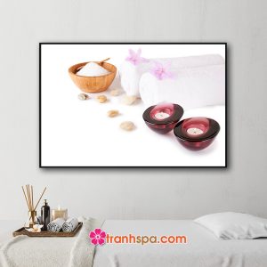 Mẫu tranh trang trí spa đẹp hình ảnh khăn tắm, muối tắm, hoa lan, đá và nến thơm đẹp trên nền màu trắng sáng