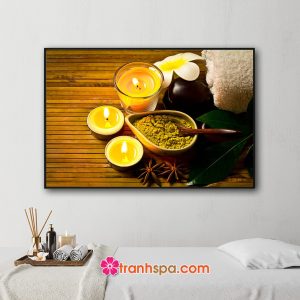 Mẫu tranh trang trí spa đẹp hình ảnh khăn tắm, hoa sứ trắng, bột và hoa thảo mộc, những ngọn nến thơm tỏa ánh sáng vàng ấm áp trên nền mành trúc