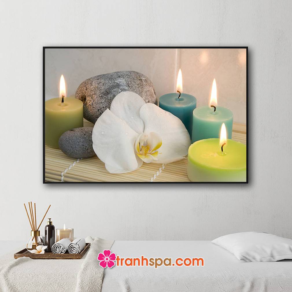 Mẫu tranh trang trí spa đẹp hình ảnh hoa lan đá cuội và những ngọn nến thơm trên nền mành trúc