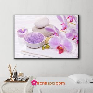 Mẫu tranh trang trí spa đẹp hình ảnh cành hoa lan tím, bát muối tắm và nến thơm màu tím cùng những viên đá cuội và khăn tắm màu trắng
