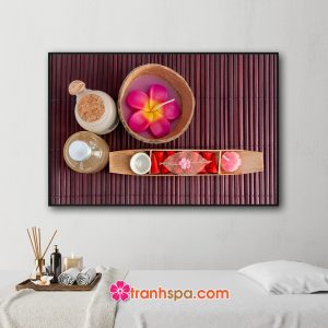 Mẫu tranh trang trí spa đẹp hình ảnh bát nến thơm hoa sứ, muối tắm và các hương liệu đặt trên nền mành trúc sơn màu nâu đỏ đẹp