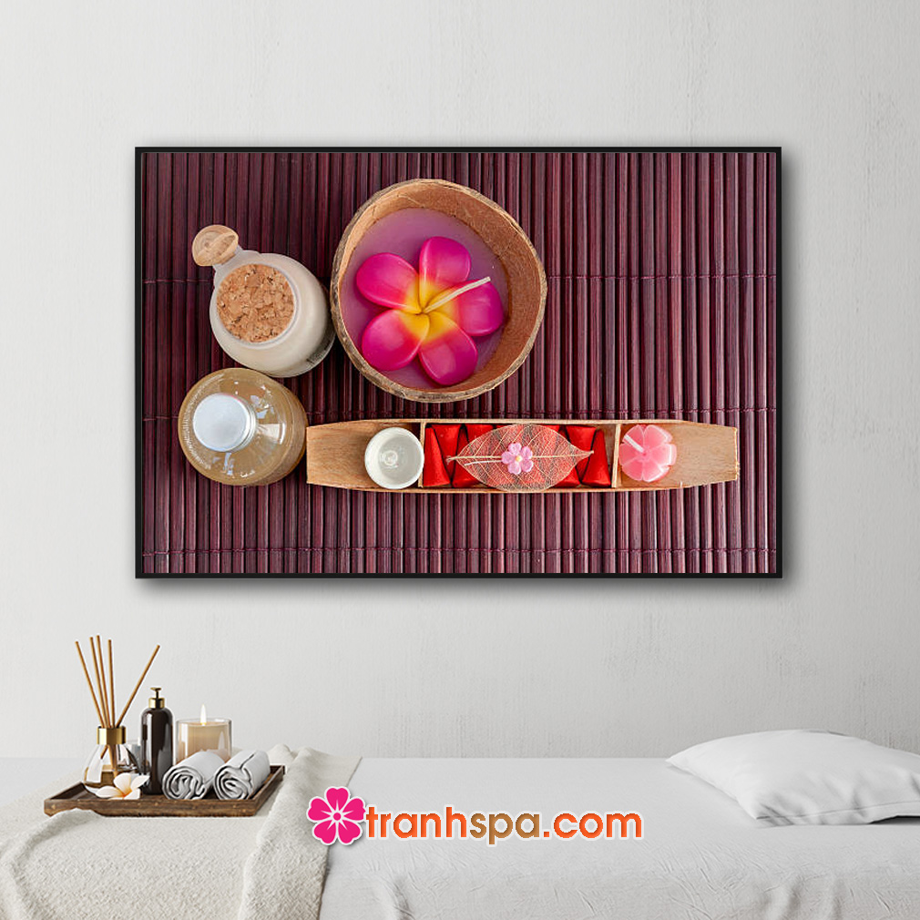 Mẫu tranh trang trí spa đẹp hình ảnh bát nến thơm hoa sứ, muối tắm và các hương liệu đặt trên nền mành trúc sơn màu nâu đỏ đẹp