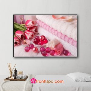 Mẫu tranh trang trí spa đẹp hình ảnh những sấp khăn tắm màu trắng hồng, hoa tulip, hoa hồng, nến thơm và những viên bi tròn màu hồng đẹp