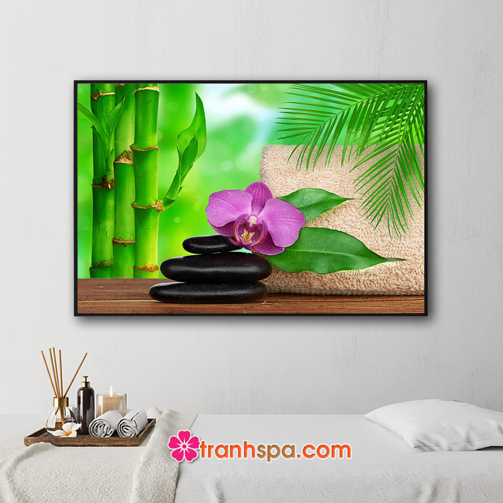 Mẫu tranh trang trí spa đẹp hình ảnh hoa lan tím, đá cuội đen, khăn tắm, lá dừa xanh và cành lộc cùng nền thiên nhiên xanh trong lành