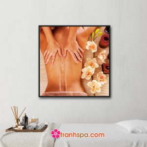 Mẫu tranh trang trí spa đẹp khổ vuông hình ảnh nhân viên massage lưng cho cô gái với cành hoa lan và nến thơm bên cạnh