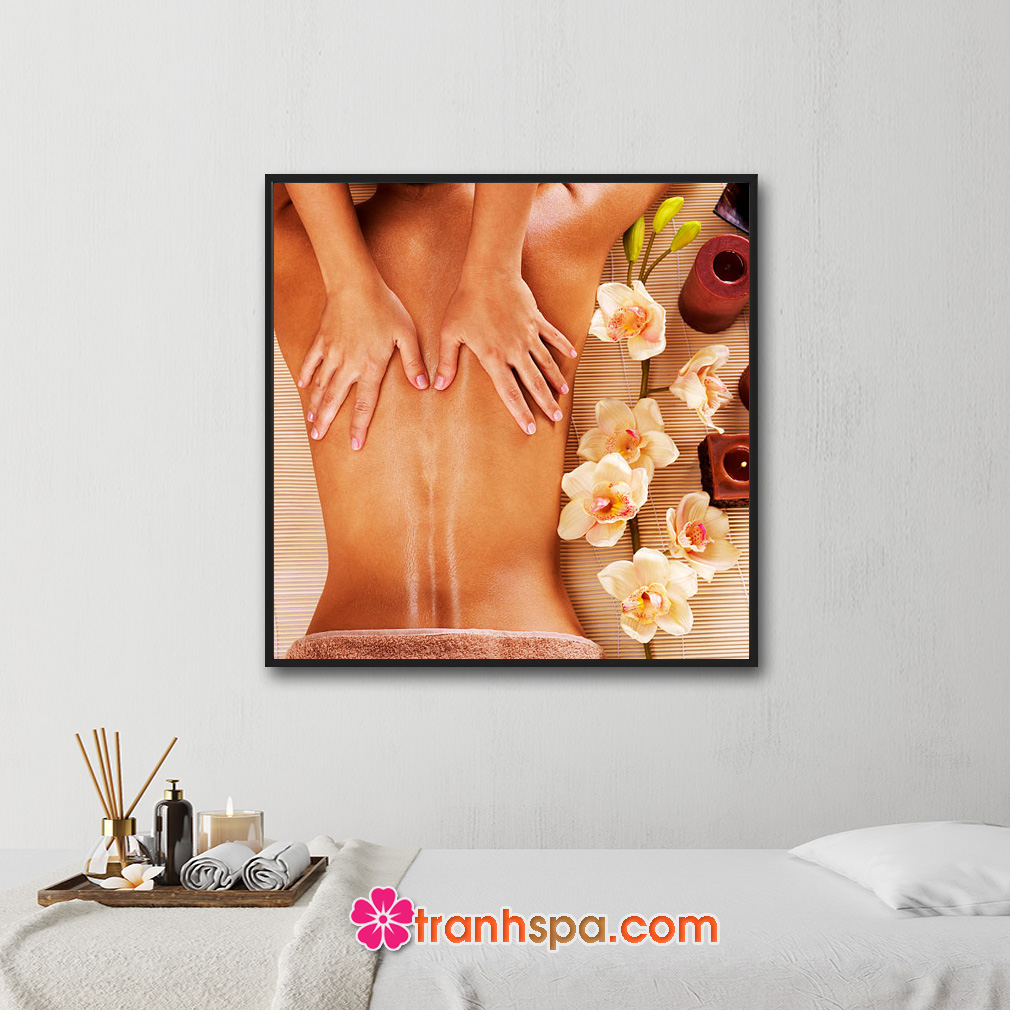 Mẫu tranh trang trí spa đẹp khổ vuông hình ảnh nhân viên massage lưng cho cô gái với cành hoa lan và nến thơm bên cạnh