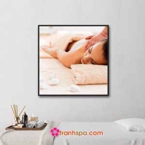 Mẫu tranh trang trí spa đẹp khổ vuông hình ảnh cô gái nằm thư giãn khi nhân viên massage vai lưng
