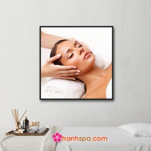 Mẫu tranh trang trí spa đẹp khổ vuông hình ảnh nhân viên đang massage thư giãn vùng đầu mặt cho nữ khách hàng