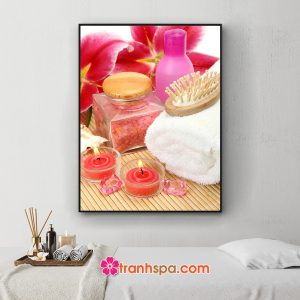 Mẫu tranh spa khổ dọc đẹp hình ảnh hoa ly hồng, muối tắm, nến thơm, bàn chải và khăn tắm cuộn tròn