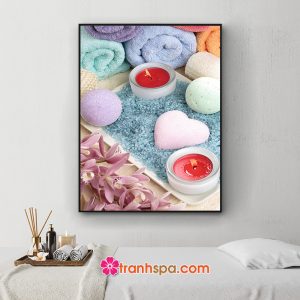 Mẫu tranh spa khổ dọc đẹp hình ảnh các cuộn khăn tắm, nến thơm, hoa lan và muối tắm