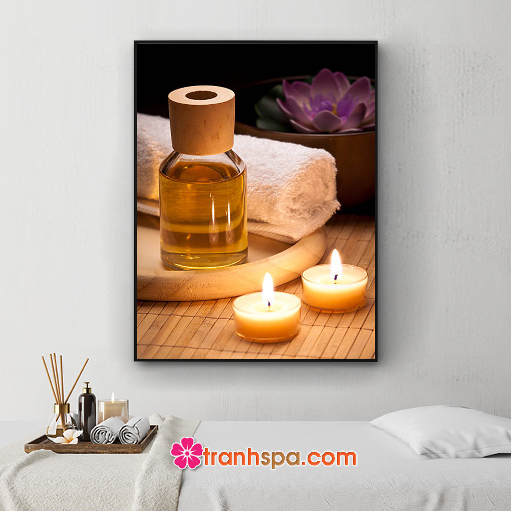 Mẫu tranh spa khổ dọc đẹp hình ảnh khăn tắm cuộn, chai tinh dầu và những ngọn nến thơm tỏa sáng ấm áp trên nền chiếu trúc