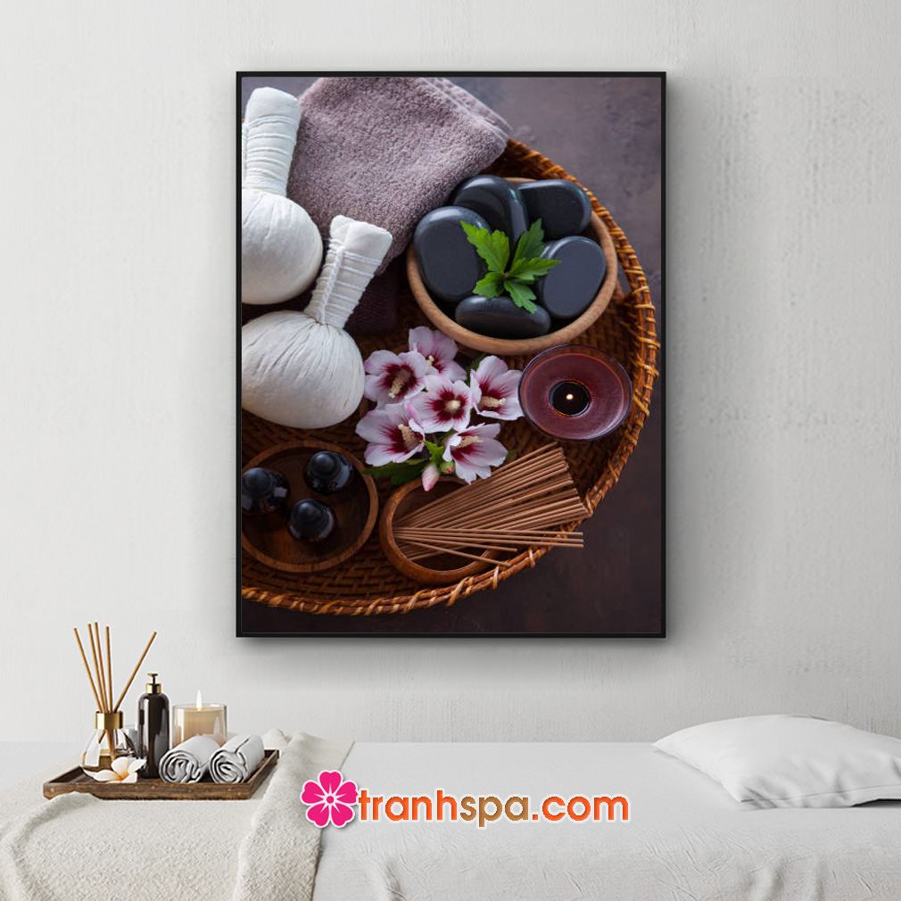Mẫu tranh spa khổ dọc đẹp hình ảnh chiếc khay mây đan chứa khăn tắm, túi chườm, đá cuội, hoa...đặt trên nền màu nâu xám trầm ấm