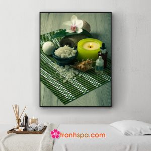 Mẫu tranh trang trí spa đẹp khổ dọc hình ảnh nến thơm, hoa lan, khăn tắm, tinh dầu, muối tắm...trên nền mành và gỗ màu xanh