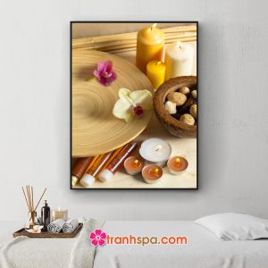 Mẫu tranh trang trí spa đẹp khổ dọc hình ảnh khay gỗ hoa lan, các loại tinh dầu và nến thơm