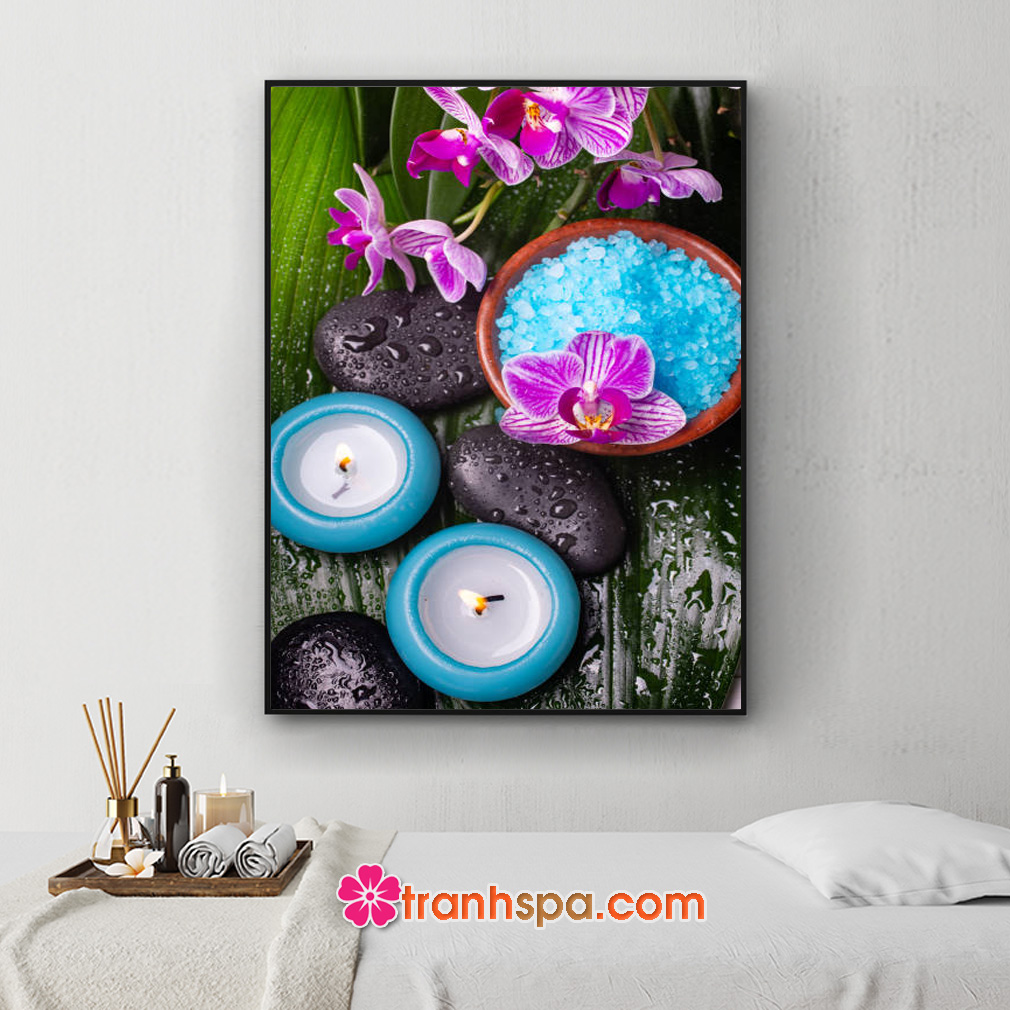 Mẫu tranh trang trí spa đẹp khổ dọc hình ảnh cành hoa lan tím, muối tắm xanh, nến thơm, đá cuội trên nền tàu lá xanh vương nước tinh khiết