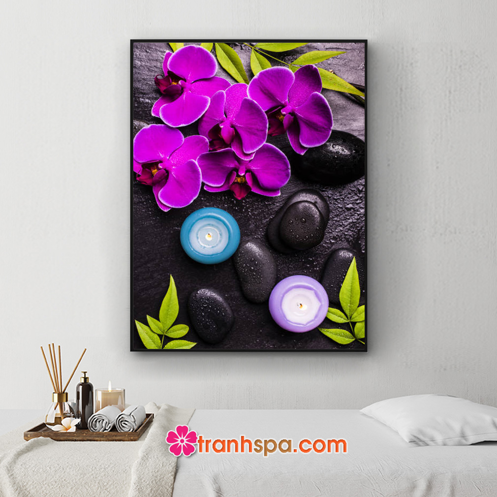 Mẫu tranh trang trí spa đẹp khổ dọc hình ảnh lá canh và những bông hoa lan tím, nến thơm và đá cuội trên nền màu đen