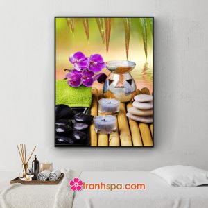 Mẫu tranh trang trí spa đẹp khổ dọc hình ảnh hoa lan tím, đá cuội, nến thơm đặt trên nến trúc tròn, những lá cây rủ và làn nước nhấp nhánh