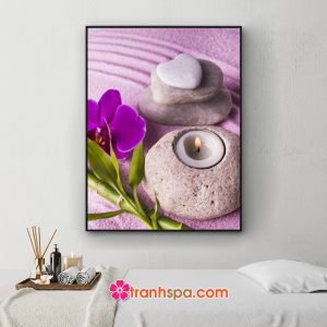 Mẫu tranh trang trí spa đẹp khổ dọc hình ảnh cành lộc xanh, hoa lan tím, đá và nến thơm đặt trên nền cát tím vẽ sóng đẹp