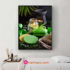 Mẫu tranh trang trí spa đẹp khổ dọc hình ảnh nến thơm, soap, hoa hồng xanh và những viên bi tròn