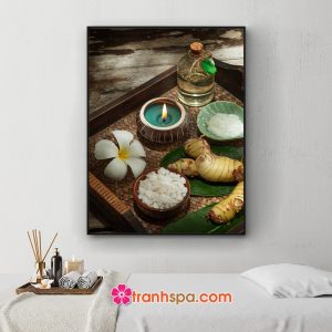 Mẫu tranh trang trí spa đẹp khổ dọc hình ảnh khay mây chứa hoa sứ trắng, muối tắm, nến thơm, tinh dầu, kem và thảo mộc