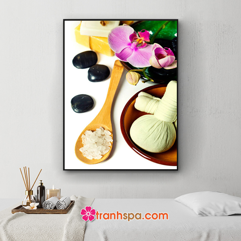 Mẫu tranh trang trí spa đẹp khổ dọc hình ảnh đá cuội, hoa lan tím, soap, muối tắm và túi chườm